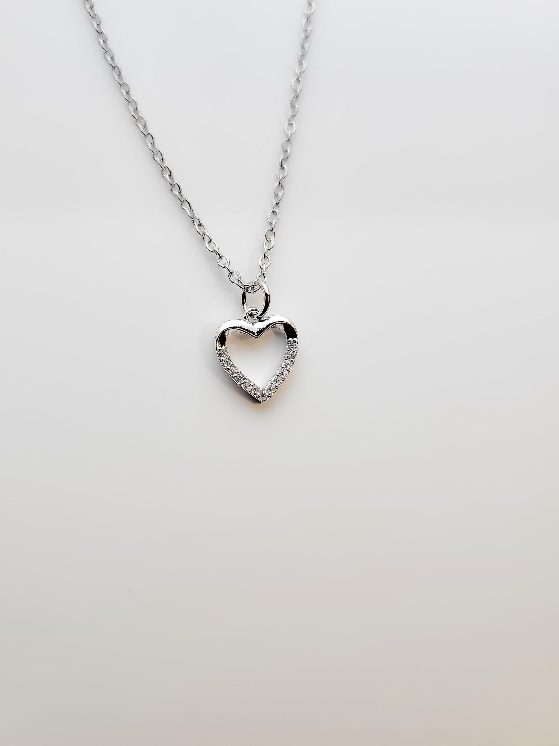 Dainty Cubic Zirconia Heart Pendant in 18"